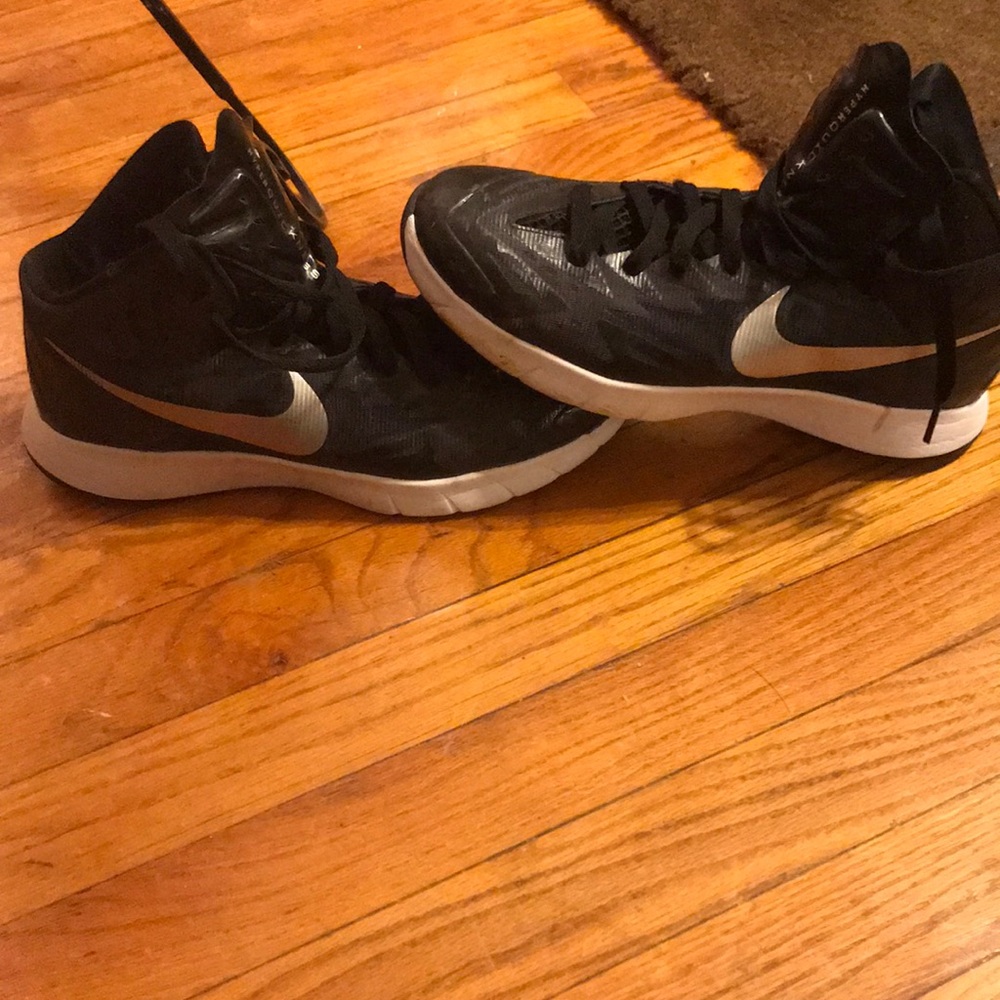 Basketball shoes